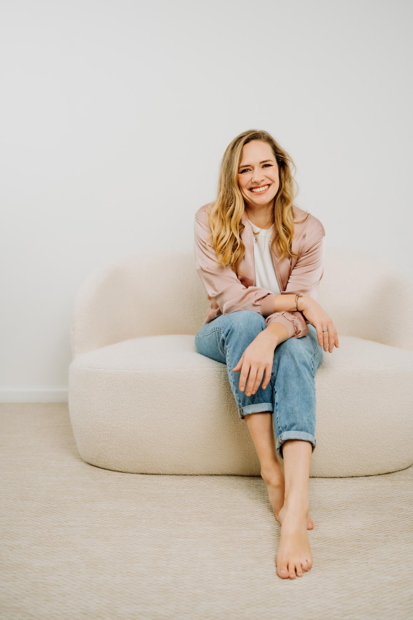 Katharina Lange Meine Story Désirée Safnauer lehnt in ihrer Praxis in Linz-Urfahr an einem Türrahmen